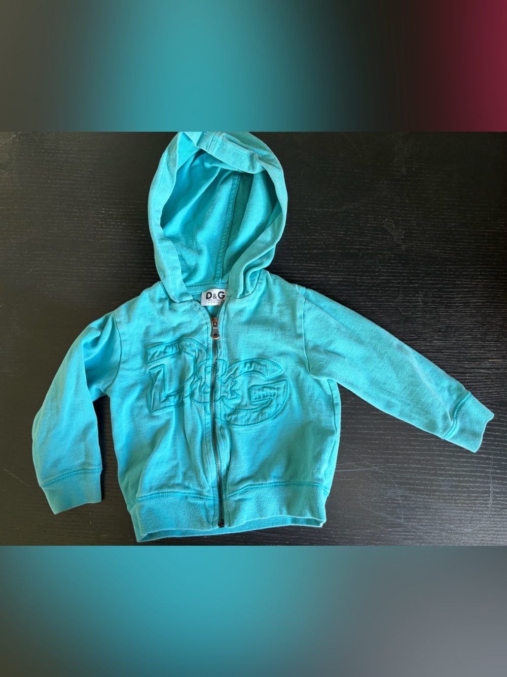 2 piece D&G Junior Hooded Zip-Up and tie string on pants.
12 - 18 months.